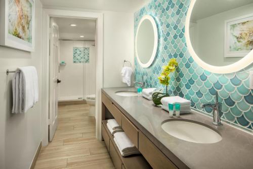 基韦斯特Hyatt Vacation Club at Sunset Harbor的一间带两个盥洗盆和大镜子的浴室