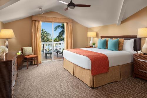 基韦斯特Hyatt Vacation Club at Sunset Harbor的一间带大床的卧室和一个阳台