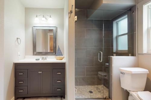 安娜玛丽亚South Bay Inn的带淋浴、盥洗盆和卫生间的浴室