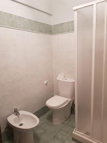 圣泰雷萨迪里瓦Appartamento in Complesso Sonia的白色的浴室设有卫生间和水槽。