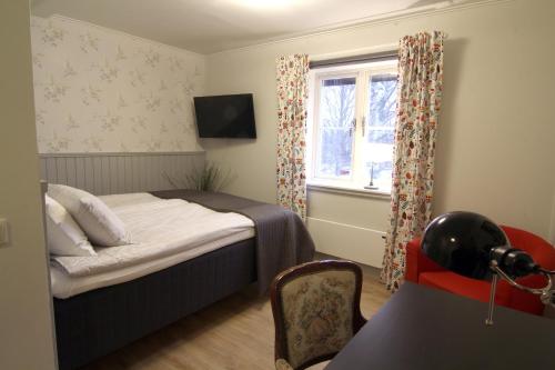 卡利克斯Filipsborg, the Arctic Mansion的一间小卧室,配有床和窗户