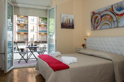 罗马格雷戈里公寓的一间卧室设有一张床,享有阳台的景色
