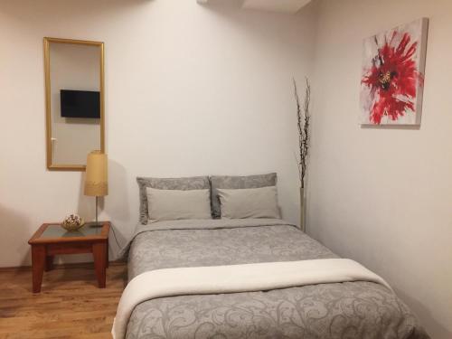 Cozy apartment in Nis客房内的一张或多张床位