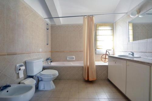 普罗塔拉斯Villa Daryah Sirina Bay的浴室配有卫生间、浴缸和水槽。