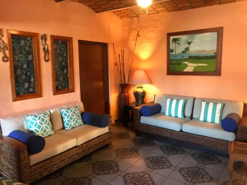 萨尤利塔Casa Juanita的一间客厅,客厅内配有两张沙发