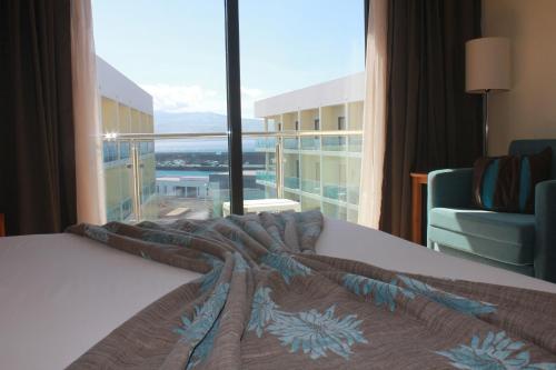 马达莱纳卡拉维拉斯酒店的一张位于酒店客房的床铺,设有大窗户