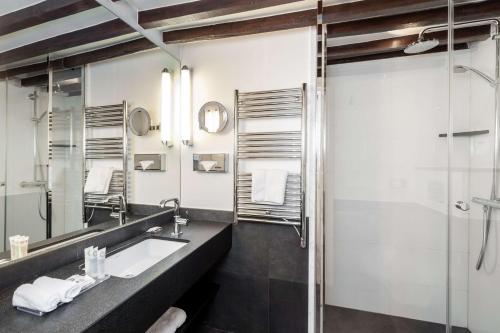 悉尼歌剧院贝斯特韦斯特优质酒店 的一间浴室