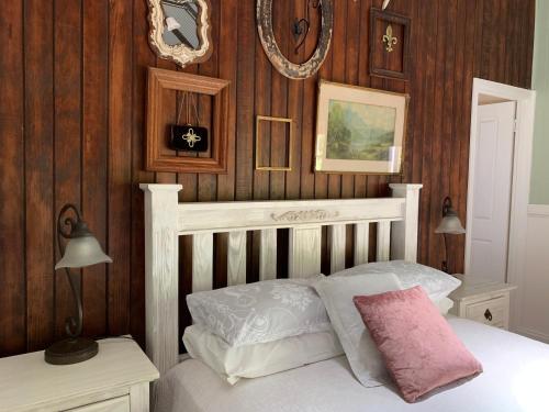 金格罗伊山景小屋酒店的卧室设有白色的床和木墙