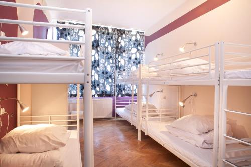格但斯克La Guitarra Hostel Gdańsk的宿舍内带双层床的房间