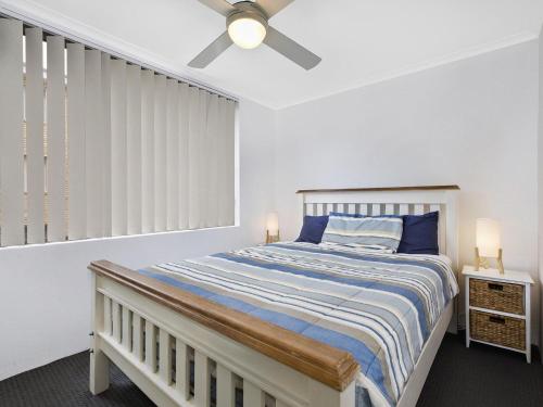 安特兰斯Sundowner Apartment 9的一间卧室配有一张床和吊扇