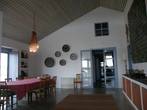 Santa Eulália圣卡塔琳娜艾米达之家乡村民宿的厨房以及带粉红色桌椅的用餐室。