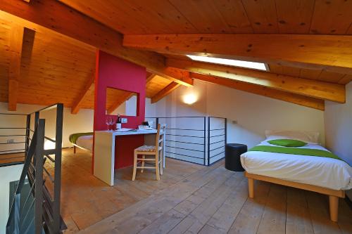 卡斯蒂廖内法莱托Casa Sobrero的一间卧室配有一张床和一张书桌