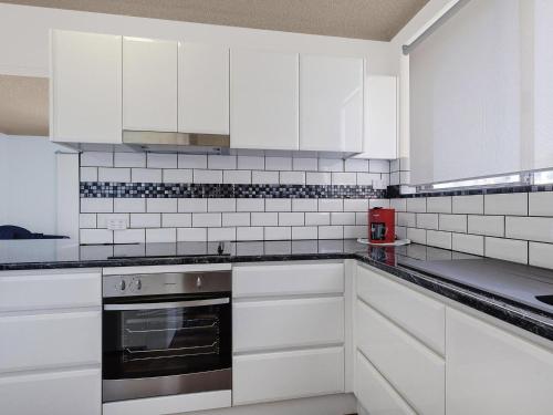 安特兰斯Granada的白色的厨房配有白色橱柜和电器