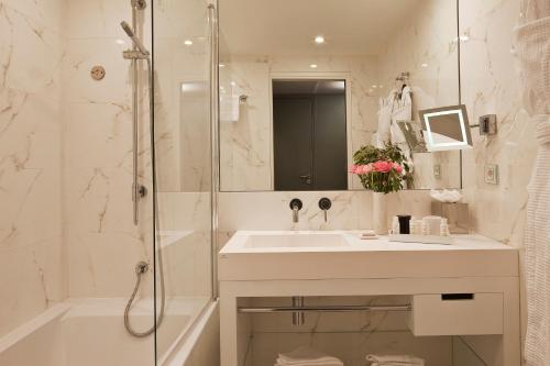 巴黎Le 7 Eiffel Hotel by Malone的白色的浴室设有水槽和淋浴。