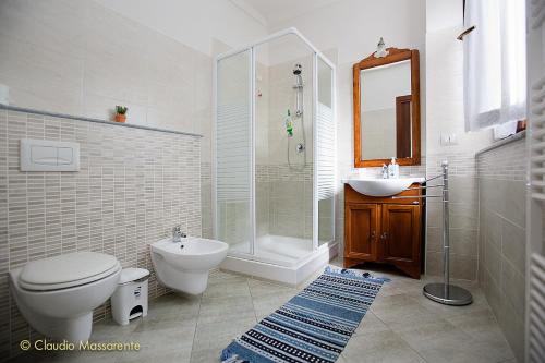 特罗法雷洛富鲁迪洛斯农家乐的浴室配有卫生间、盥洗盆和淋浴。