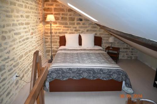 博讷切丝玛丽住宿加早餐旅馆的卧室配有砖墙内的床铺