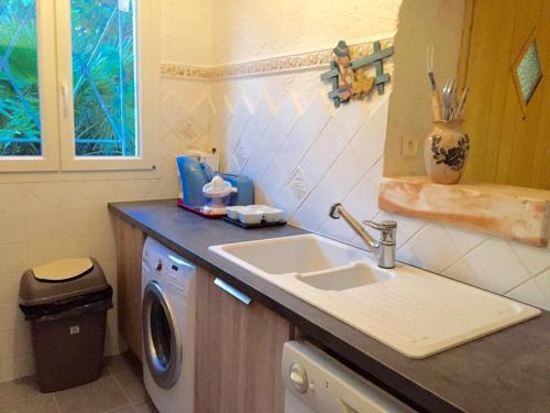 维琪奥港San Ciprianu的厨房配有水槽和洗衣机