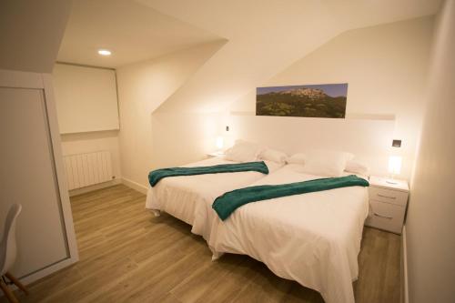 GibajaCanto Encaramado的一间卧室设有两张床,墙上挂着一幅画
