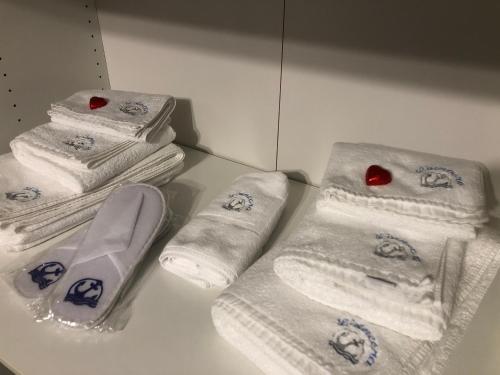热那亚l’Ancora luxury apartment的浴室内柜台上的一组毛巾