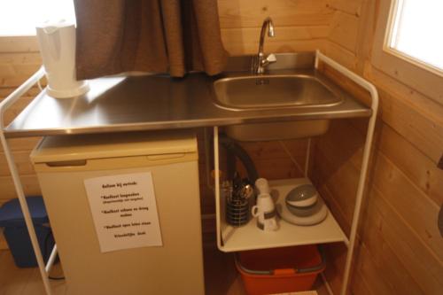考滕巴赫考滕巴赫露营地的厨房配有水槽和小冰箱