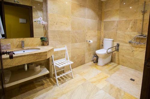 费尔莫塞列波萨达多纳纽拉卡酒店的一间带水槽和卫生间的浴室