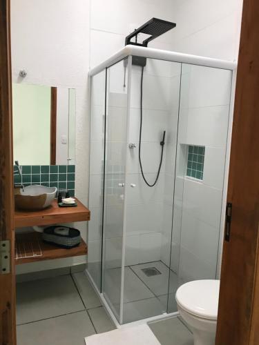 乌巴图巴Nai'a Suites的带淋浴、卫生间和盥洗盆的浴室