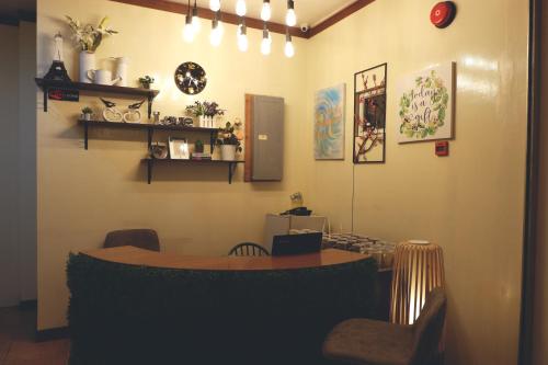 麦克坦The Runway Inn - Mactan Cebu的一间客房内配有桌椅的房间