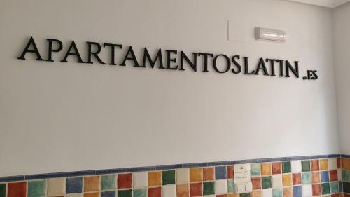 内尔哈拉丁公寓的浴室墙上的瓷砖标志