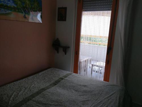 托雷阿马莱VILLA AZZURRA的一间小卧室,配有床和窗户