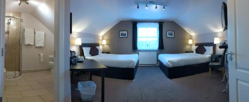威廉堡麦克莱恩旅馆的酒店客房带两张床和一间浴室