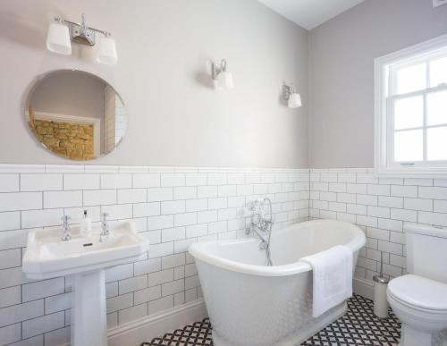 圣安德鲁斯Orchard Cottage的带浴缸、盥洗盆和卫生间的浴室