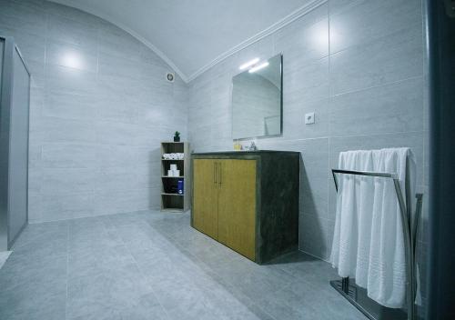 大里贝拉Cantinho do Pensamento的一间带水槽和镜子的浴室