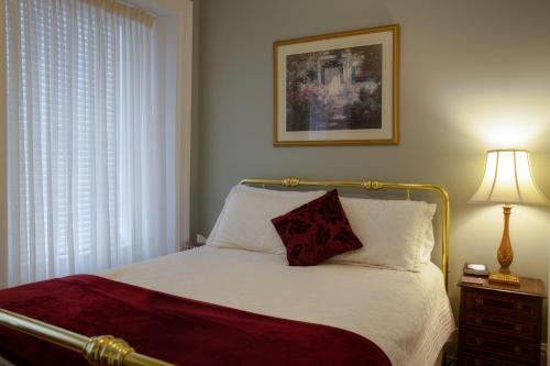 Sir Isaac Brock B&B Luxury Suites客房内的一张或多张床位