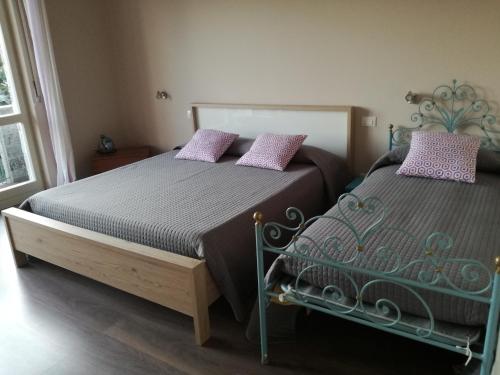 内比乌诺Casale Antaldo的一间卧室配有两张带紫色枕头的床