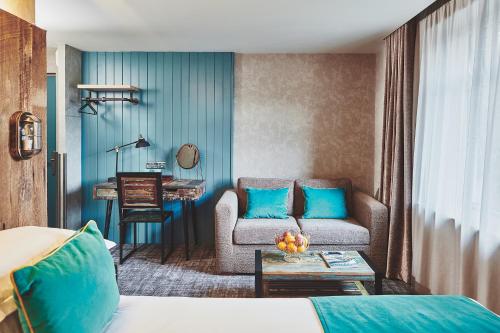 威廉堡嘉瑞森酒店的客厅配有沙发和桌子