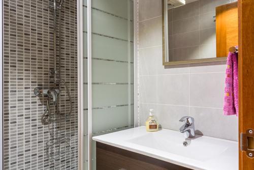 布拉内斯Apartamento Montferrant的一间带水槽和淋浴的浴室