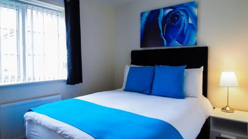 沃尔索尔UR City Pad - Regent Wharf的蓝色和白色的卧室设有床和窗户
