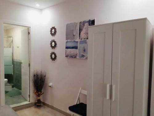 加的斯La Joya de la Caleta. A 60 mts playa.的一间带白色橱柜和镜子的浴室