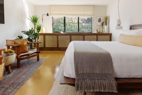 洛杉矶Silver Lake Pool & Inn的卧室设有一张白色大床和一扇窗户。