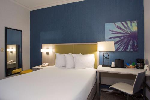 圣莫尼卡啤可旅游宾馆客房内的一张或多张床位