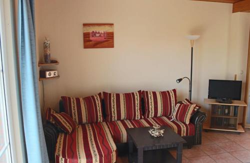 奥茨塞巴德·迪尔哈根Hauptdeck的客厅配有沙发和桌子