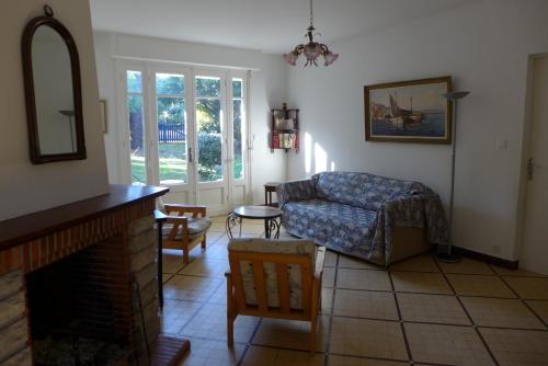 Réf 139 Seignosse , à 2 pas de la plage des Estagnots, Villa avec Wifi pour 6 personnes- jardin boisé et clos的休息区