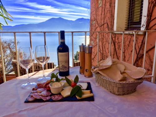 奥杰比奥艾巴鲁娜住宿酒店的一张桌子,上面放着一瓶葡萄酒和酒杯