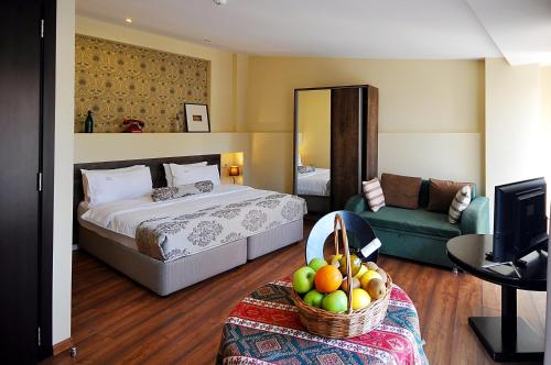第比利斯Tekla Palace By Urban Hotels的酒店客房,配有一张床和一篮水果