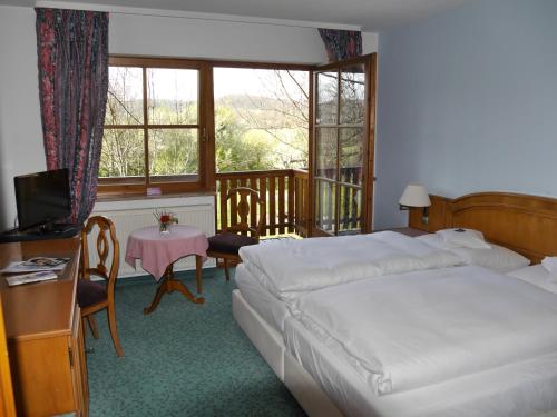 韦因斯贝格嘎斯嘎斯塔拉彭霍夫酒店的酒店客房设有两张床和一个阳台。
