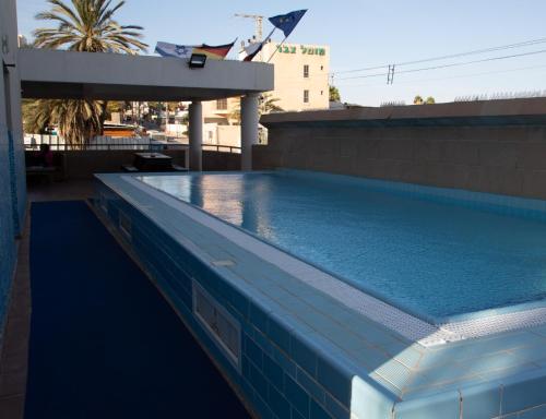 埃拉特特拉维夫汽车旅馆的一座大楼顶部的游泳池