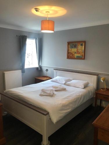 赖德The Crown Hotel的卧室配有白色的床和2条毛巾