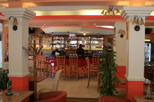 代尔尼采桑塔客房住宿加早餐旅馆的一间餐厅设有椅子,酒吧位于酒店后面