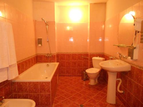 波罗维茨Хотел "Калина"的带浴缸、卫生间和盥洗盆的浴室