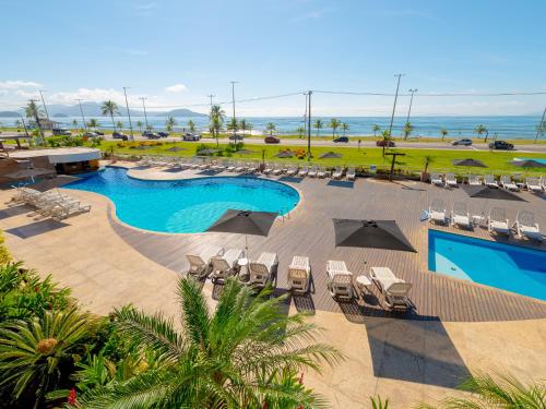 卡拉瓜塔图巴科斯塔北马萨瓜楚酒店的享有带游泳池和椅子的度假村的空中景致